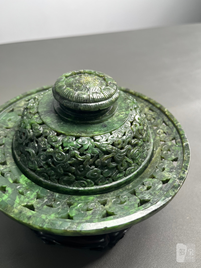 清乾隆  碧玉饕餮纹折沿熏炉（带木座） - 图4